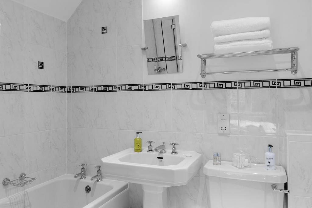 Hurtwood Hotel Peaslake Bagian luar foto